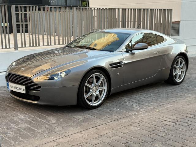 ASTON MARTIN – V8 Vantage