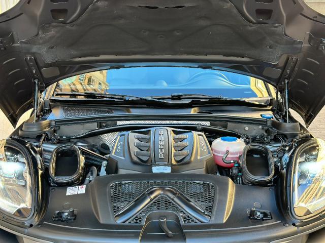 PORSCHE – Macan – Turbo